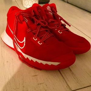 Selling Nike kyries size 4